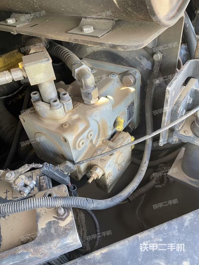 液壓泵艙室正面整體(整機(jī)外觀) 液壓泵艙室正面整體(整機(jī)外觀)