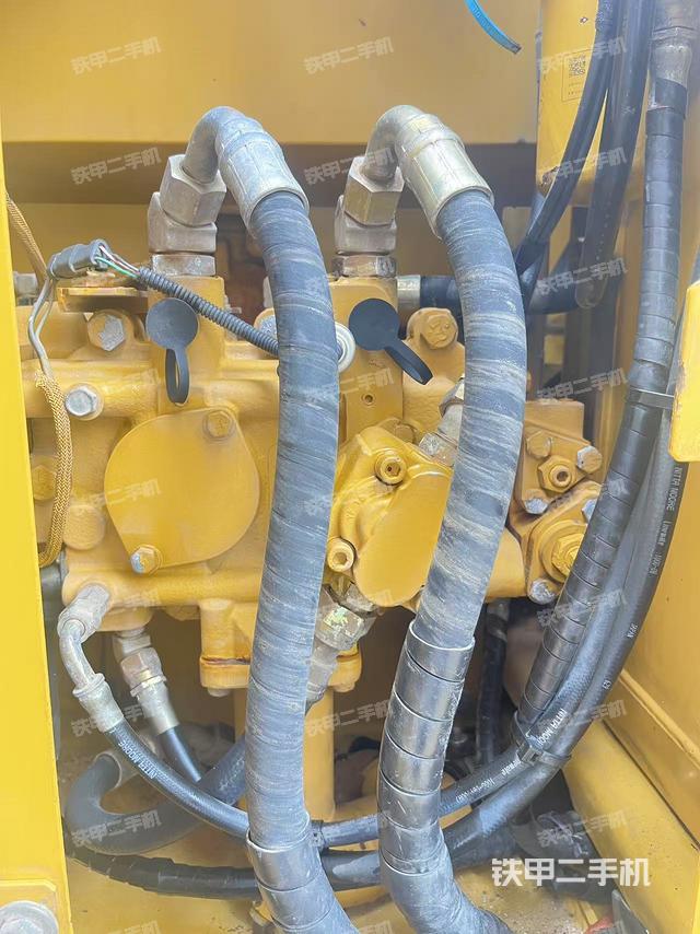 液压泵舱室正面整体（整机外观）