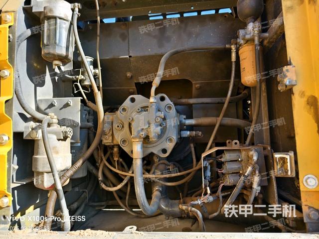 液壓泵艙室正面整體(整機外觀) 液壓泵艙室正面整體(整機外觀)