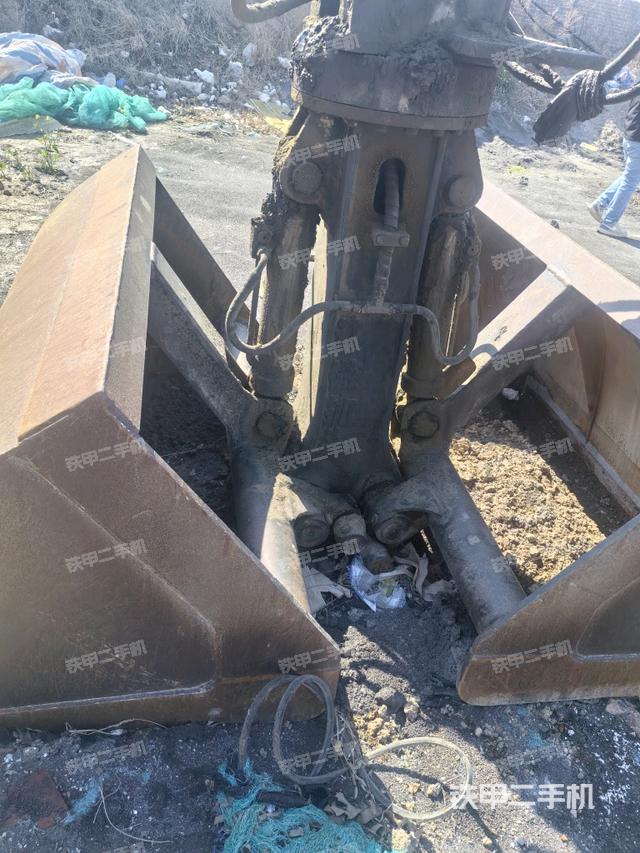 鏟斗右后整體(工作和回轉(zhuǎn)裝置) 鏟斗右后整體(工作和回轉(zhuǎn)裝置)