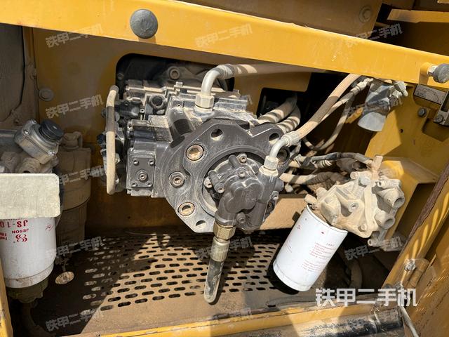 液壓泵艙室正面整體(整機(jī)外觀) 液壓泵艙室正面整體(整機(jī)外觀)