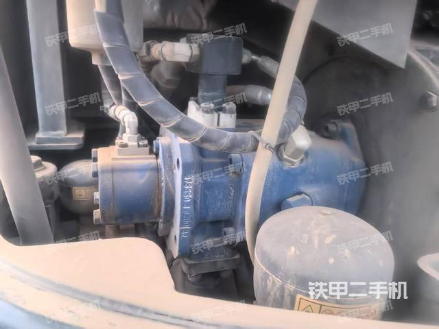 液壓泵艙室正面整體(整機外觀) 液壓泵艙室正面整體(整機外觀)