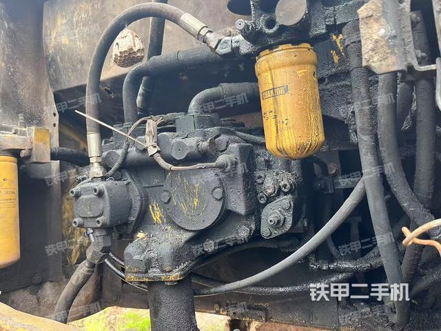 液压泵舱室正面整体（整机外观）