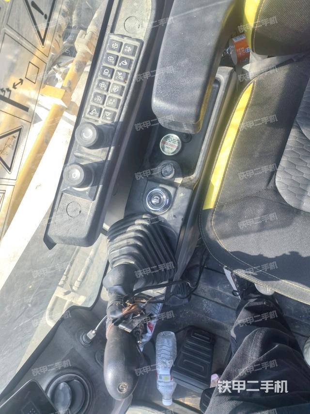 座椅右側(cè)控制臺/鑰匙門/油門/含右手柄(駕駛室部分) 座椅右側(cè)控制臺/鑰匙門/油門/含右手柄(駕駛室部分)