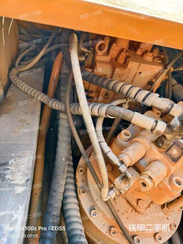 回轉(zhuǎn)馬達(dá)和主控閥（整機(jī)外觀）