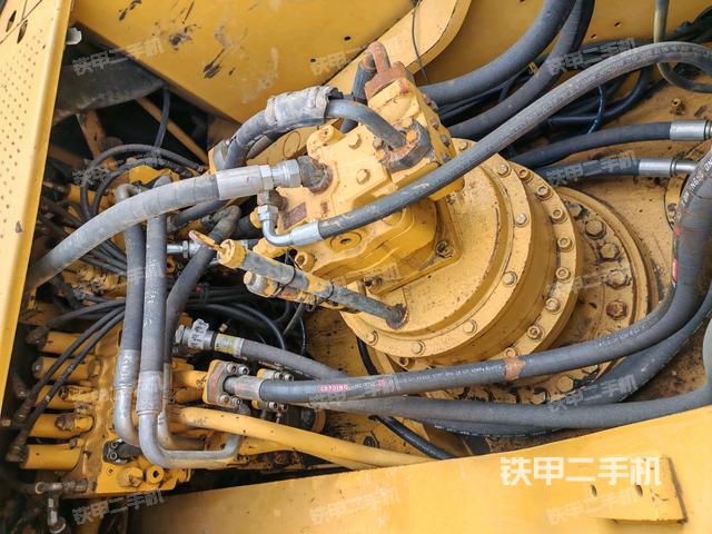 回轉(zhuǎn)馬達(dá)和主控閥（整機(jī)外觀）