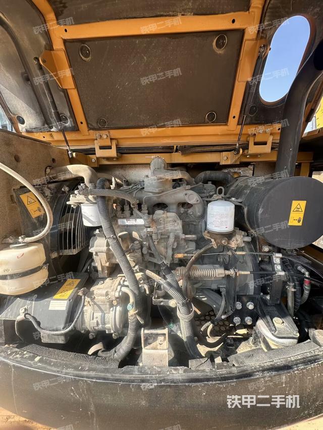 液压泵舱室正面整体（整机外观）