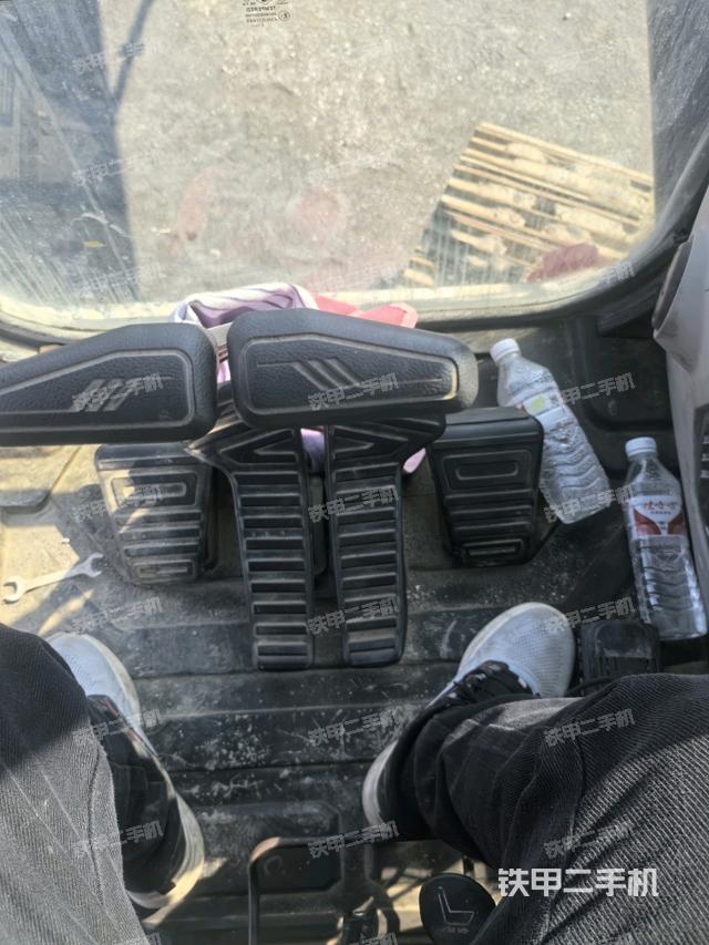 行走控制手柄和踏板?俯拍(駕駛室部分) 行走控制手柄和踏板?俯拍(駕駛室部分)