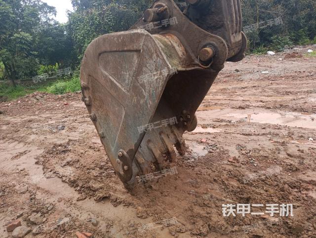 鏟斗右后整體(工作和回轉(zhuǎn)裝置) 鏟斗右后整體(工作和回轉(zhuǎn)裝置)