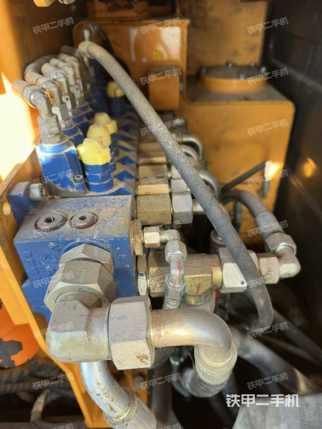 回轉(zhuǎn)馬達(dá)和主控閥（整機(jī)外觀）