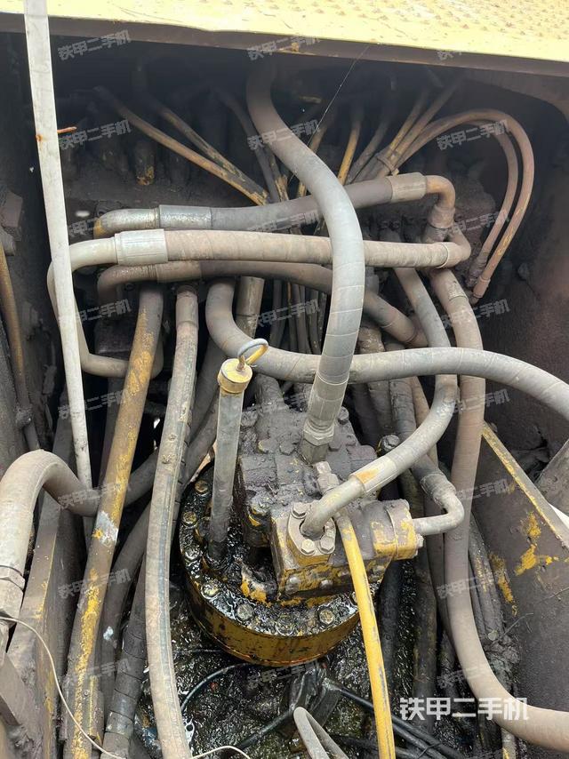 回转马达和主控阀（整机外观）