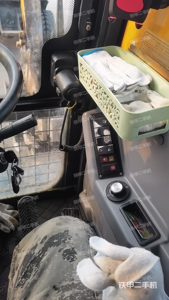 駕駛室頂部（整機外觀）