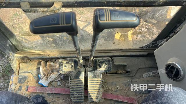 行走控制手柄和踏板?俯拍(駕駛室部分) 行走控制手柄和踏板?俯拍(駕駛室部分)