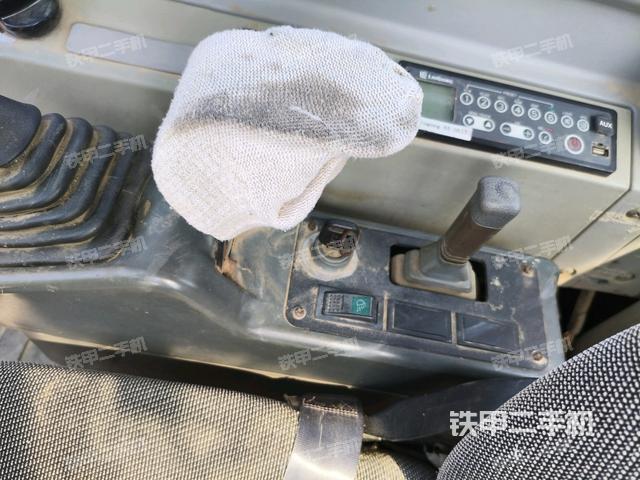 座椅右側(cè)控制臺(tái)/鑰匙門/油門/含右手柄（駕駛室部分）