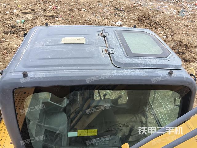 駕駛室頂部(整機(jī)外觀) 駕駛室頂部(整機(jī)外觀)