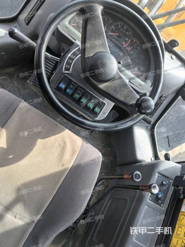 駕駛室內(nèi)部(駕駛室部分) 駕駛室內(nèi)部(駕駛室部分)