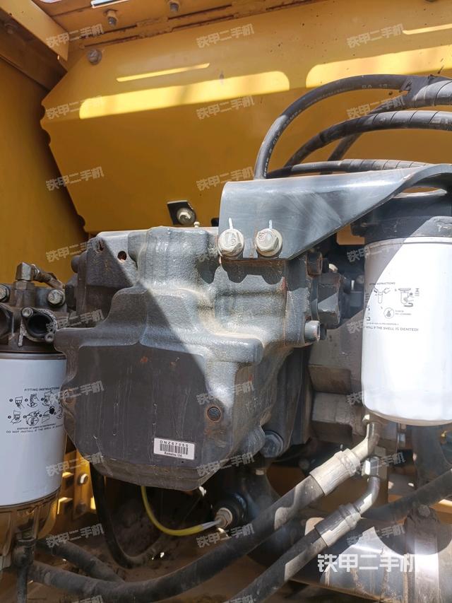 液壓泵艙室正面整體（整機外觀）