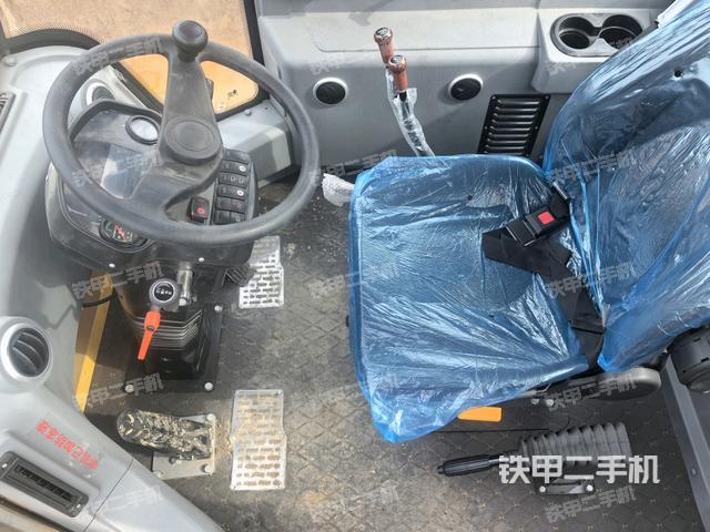 駕駛室內(nèi)部（駕駛室部分）