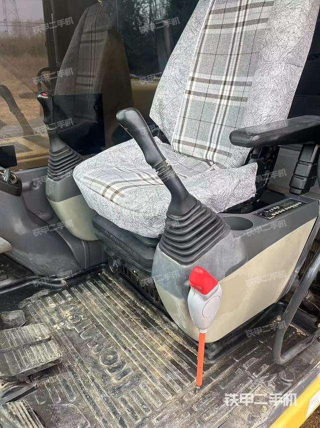 駕駛室整體(整機外觀) 駕駛室整體(整機外觀)