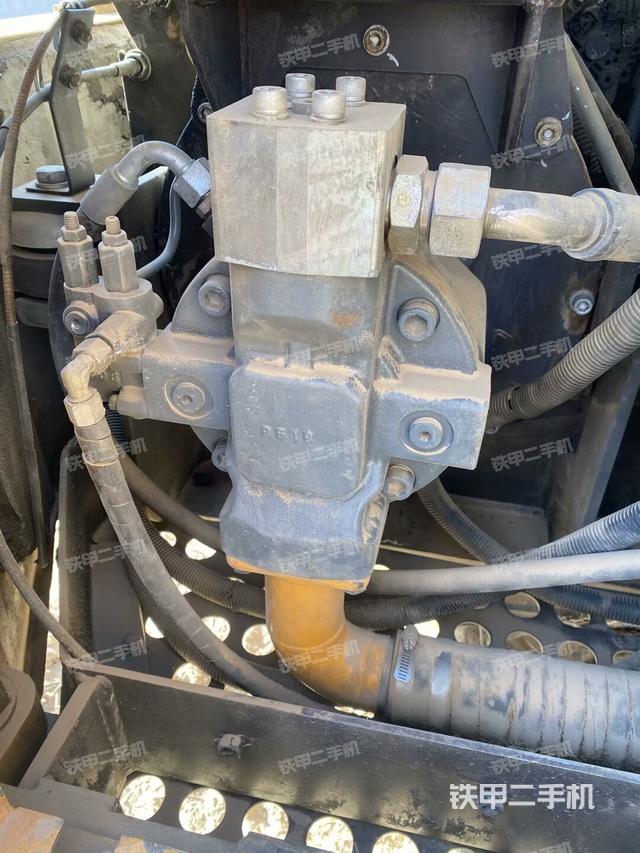 液壓泵艙室正面整體(整機(jī)外觀) 液壓泵艙室正面整體(整機(jī)外觀)