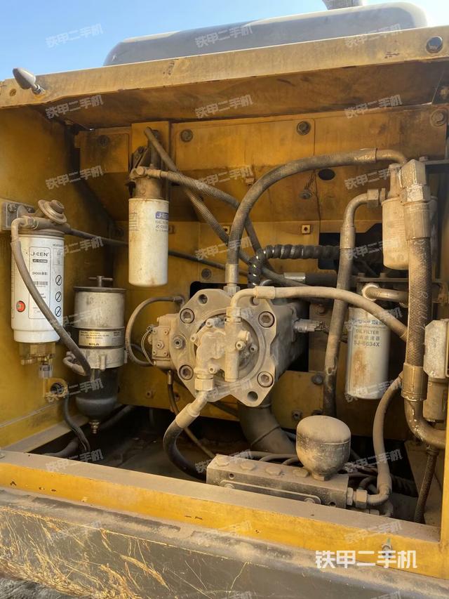 液壓泵艙室正面整體（整機外觀）