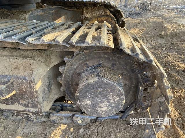 單側(cè)履帶整體(整機(jī)外觀) 單側(cè)履帶整體(整機(jī)外觀)