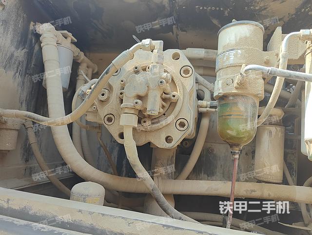 液压泵舱室正面整体（整机外观）