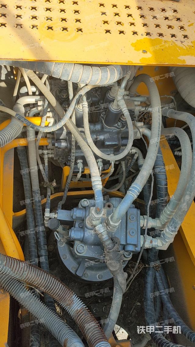 回转马达和主控阀（整机外观）