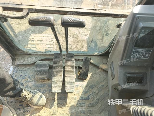 行走控制手柄和踏板?俯拍(駕駛室部分) 行走控制手柄和踏板?俯拍(駕駛室部分)