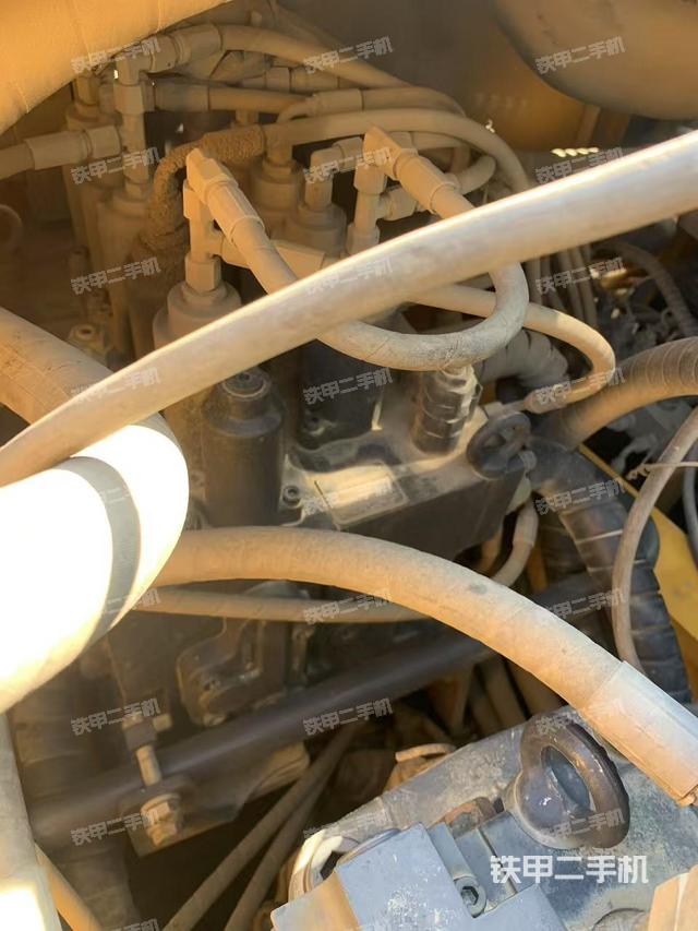 回轉(zhuǎn)馬達(dá)和主控閥（整機(jī)外觀）