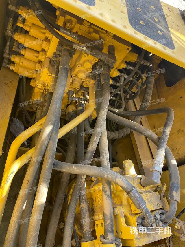 回轉(zhuǎn)馬達(dá)和主控閥（整機(jī)外觀）