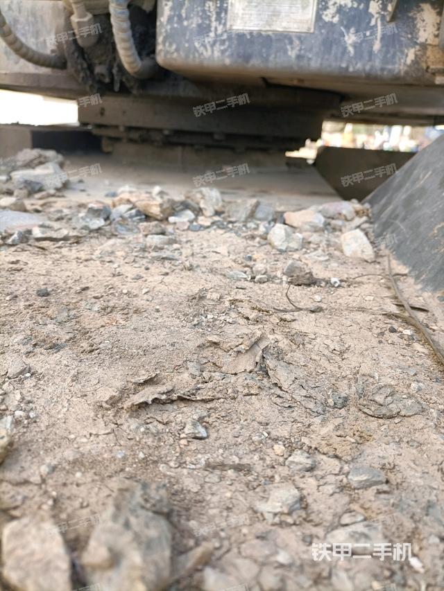 轉(zhuǎn)盤(pán)和下車(chē)架正前（工作和回轉(zhuǎn)裝置）