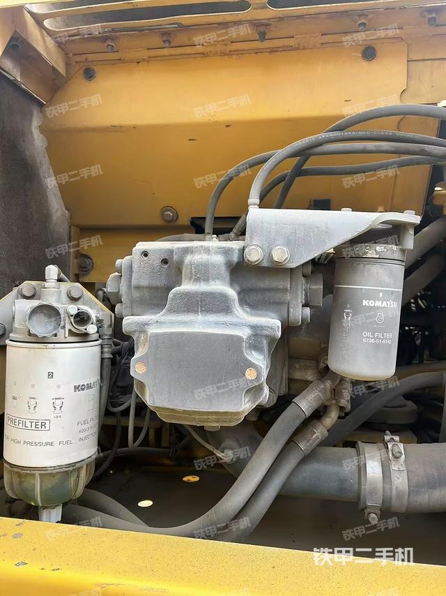 液壓泵艙室正面整體(整機外觀) 液壓泵艙室正面整體(整機外觀)