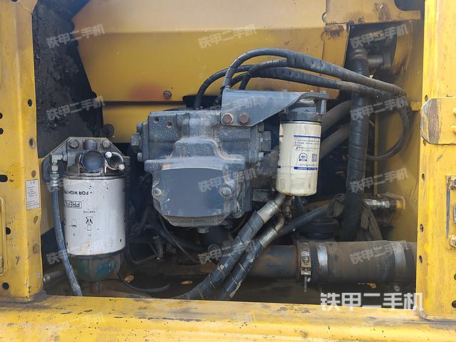 液壓泵艙室正面整體（整機外觀）