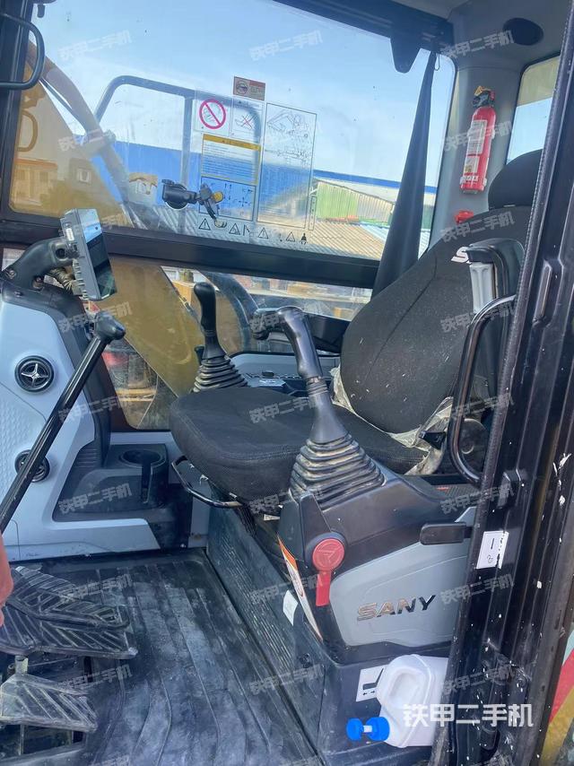 駕駛室整體(整機(jī)外觀) 駕駛室整體(整機(jī)外觀)