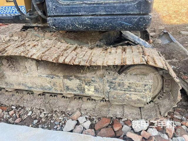 單側(cè)履帶整體(整機(jī)外觀) 單側(cè)履帶整體(整機(jī)外觀)