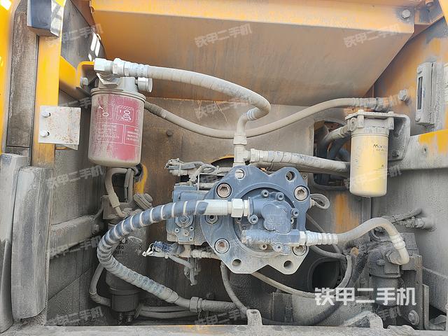 液压泵舱室正面整体（整机外观）