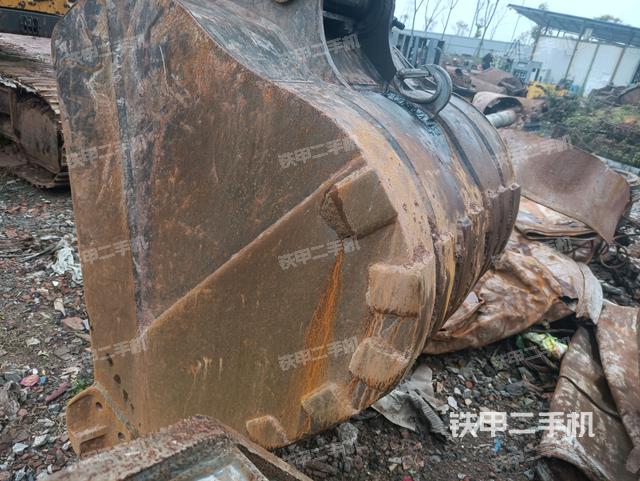鏟斗右后整體(工作和回轉(zhuǎn)裝置) 鏟斗右后整體(工作和回轉(zhuǎn)裝置)