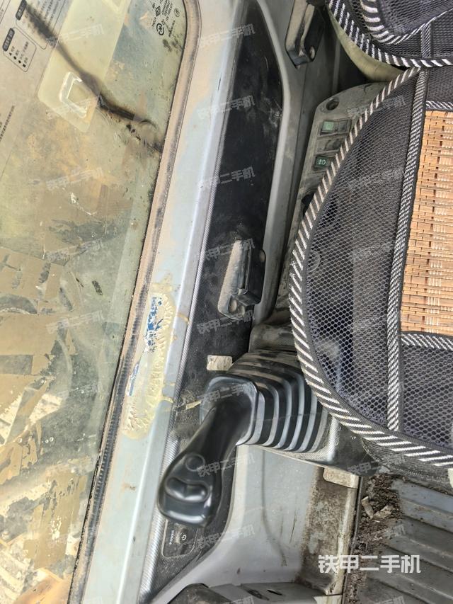 行走控制手柄和踏板?俯拍（駕駛室部分）