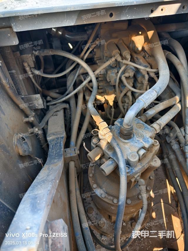 回轉馬達和主控閥(整機外觀) 回轉馬達和主控閥(整機外觀)