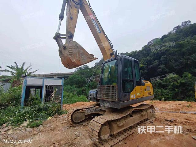單側(cè)履帶整體(整機(jī)外觀) 單側(cè)履帶整體(整機(jī)外觀)