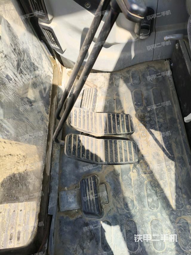 行走控制手柄和踏板?俯拍（駕駛室部分）