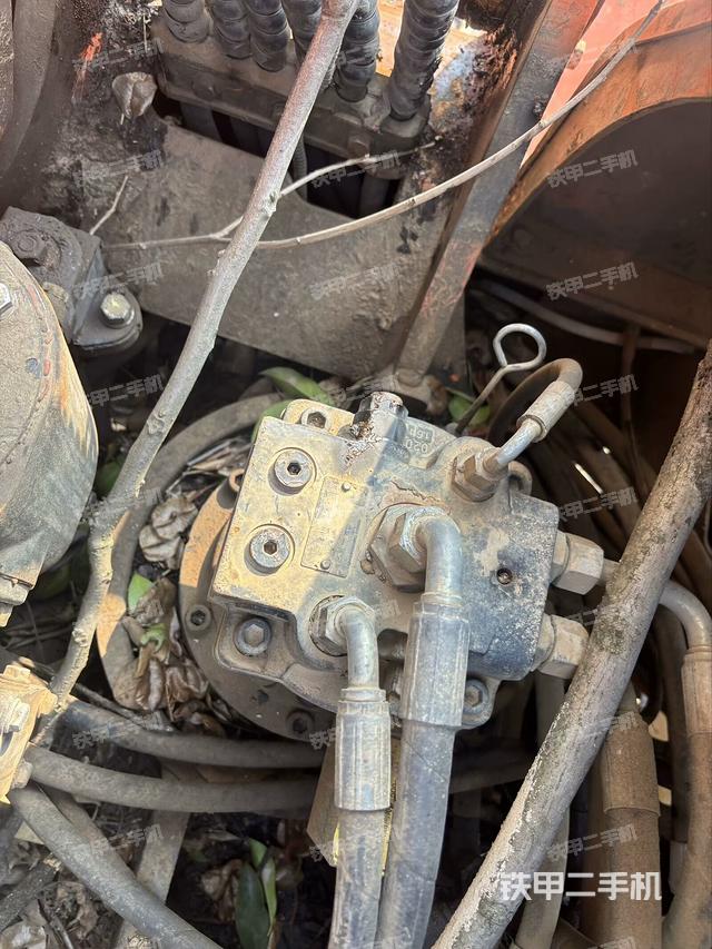 回轉馬達和主控閥(整機外觀) 回轉馬達和主控閥(整機外觀)