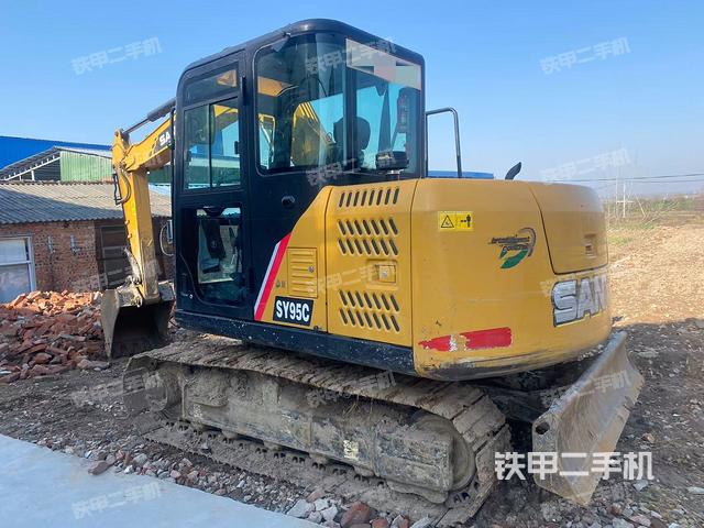 駕駛室頂部(整機(jī)外觀) 駕駛室頂部(整機(jī)外觀)