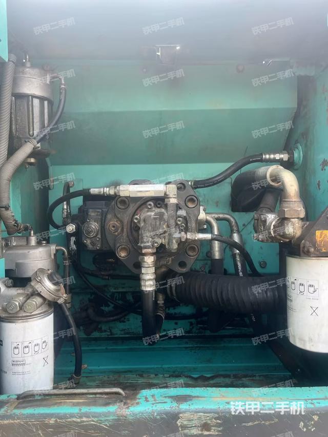 液壓泵艙室正面整體（整機外觀）