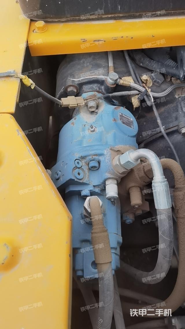 液壓泵艙室正面整體（整機外觀）