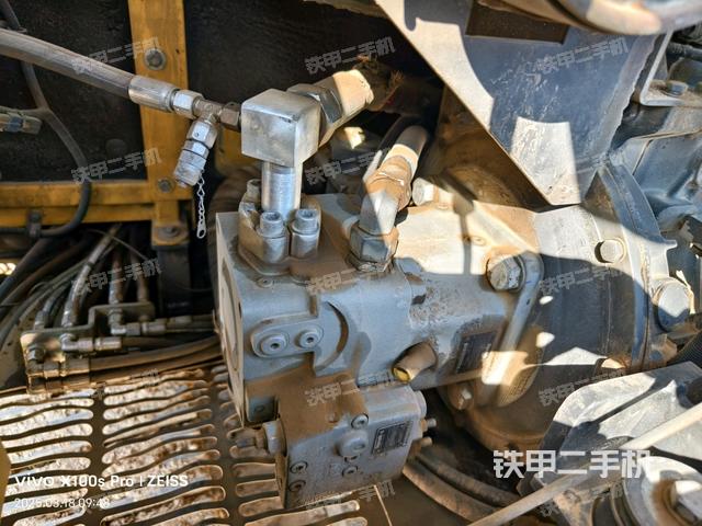 液壓泵艙室正面整體(整機外觀) 液壓泵艙室正面整體(整機外觀)