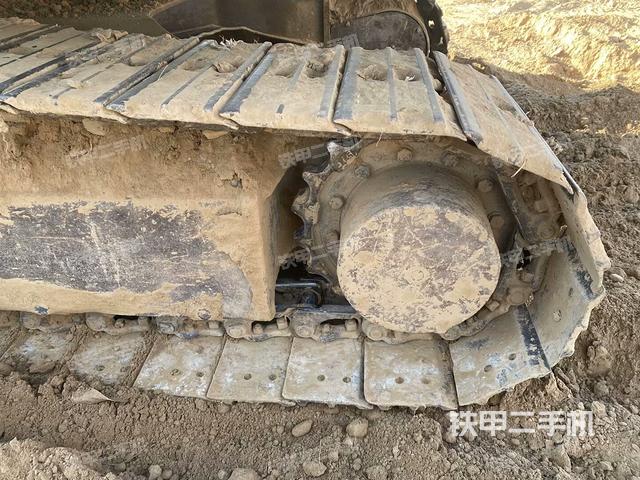 單側(cè)履帶整體(整機(jī)外觀) 單側(cè)履帶整體(整機(jī)外觀)