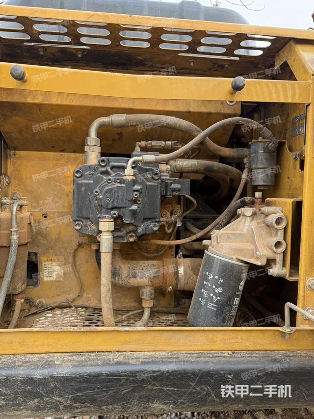 液壓泵艙室正面整體(整機(jī)外觀) 液壓泵艙室正面整體(整機(jī)外觀)