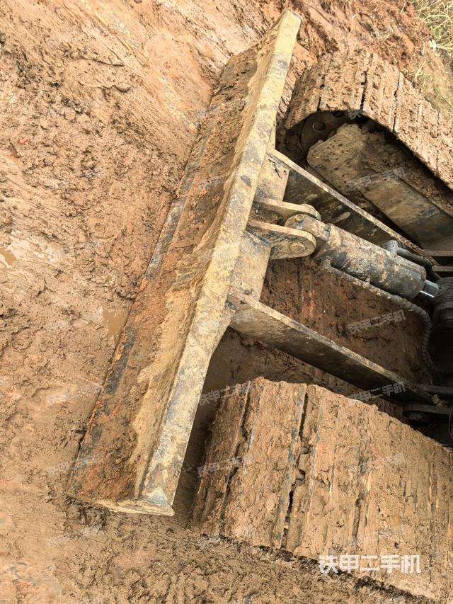 轉(zhuǎn)盤和下車架正前(工作和回轉(zhuǎn)裝置) 轉(zhuǎn)盤和下車架正前(工作和回轉(zhuǎn)裝置)